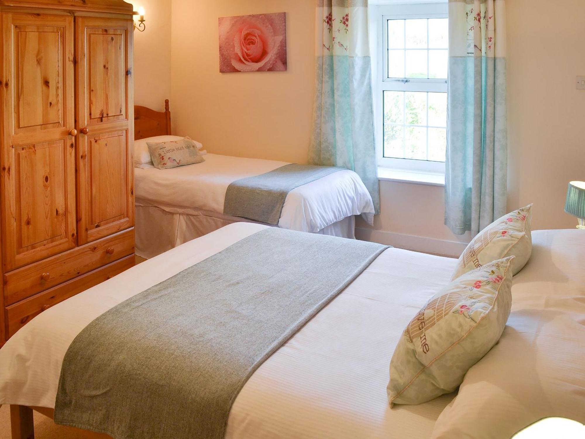 Cherry Cottage - 26913 Saint Issey Bagian luar foto